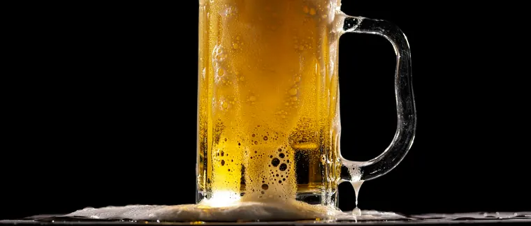 Verres de bière pression posés côte à côte