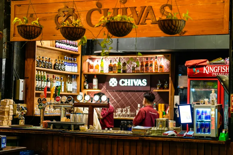 Barman préparant un cocktail derrière le comptoir